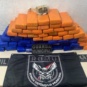 Suspeito tenta jogar carro contra agentes durante fuga e é preso com 40 kg de droga