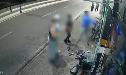 Homem escapa de tragédia e fica ileso após tiro atingir celular em bar