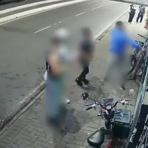 Celular impede tragédia e homem escapa ileso após tiro atingir celular em bar
