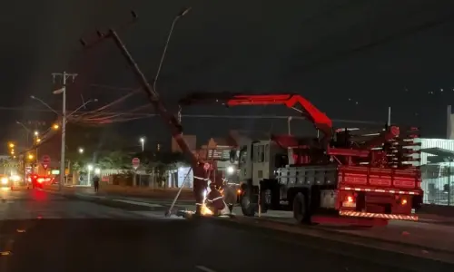 Motorista de caminhão bate em poste e foge após acidente; há suspeita de embriaguez 