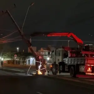 Motorista de caminhão bate em poste e foge após acidente; há suspeita de embriaguez 