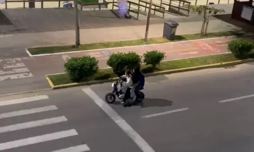 VEJA ▶️ | Vídeo mostra quatro pessoas em um único autopropelido na orla de Itapema