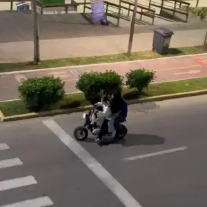 VEJA ▶️ | Vídeo mostra quatro pessoas em um único autopropelido na orla de Itapema