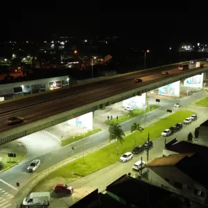 Nova iluminação transforma a ponte de Tijucas em cartão-postal noturno