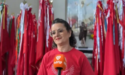 ASSISTA ▶️ | Bandeireira Imperial destaca emoção e responsabilidade da missão