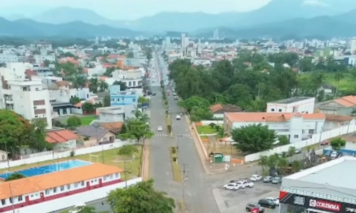 Operação Tapa-Buraco interdita quatro vias do centro de Tijucas nesta quinta-feira