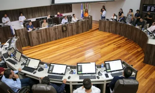 Câmara de Balneário Camboriú barra condenados por abuso sexual infantil do serviço público