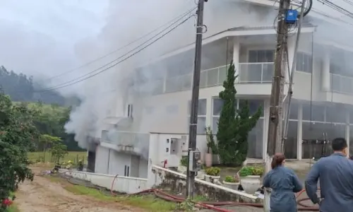 Fogo destrói depósito de loja de móveis e mobiliza bombeiros de três cidades
