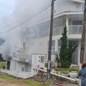 Fogo destrói depósito de loja de móveis e mobiliza bombeiros de três cidades