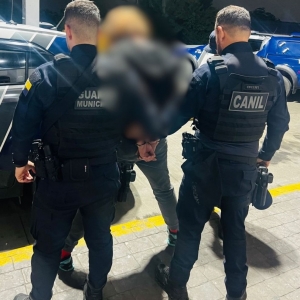 Foragido com condenação por homicídio é detido após denúncia anônima