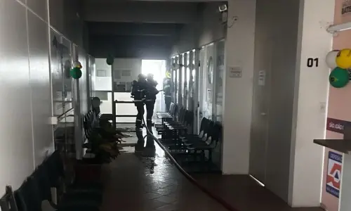 Sala de arquivo pega fogo no Centro de São João Batista; bombeiros controlam incêndio