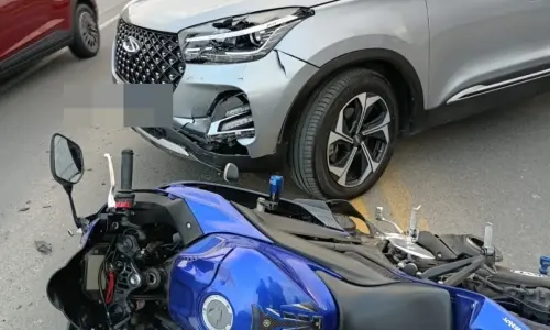 Motociclista fica ferido após colisão com utilitário na SC-410