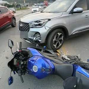 Motociclista fica ferido após colisão com utilitário na SC-410