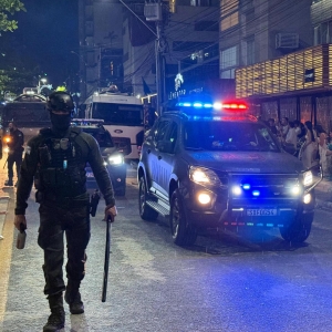Comportamento suspeito leva à prisão de dois homens com mandados em aberto