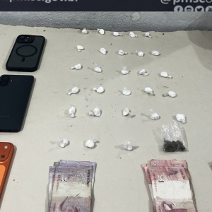 Tentativa de esconder droga pela janela é falha e resulta em três prisões por tráfico