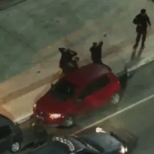 Drone flagra esquema de tráfico e agentes de segurança prendem suspeito em praça