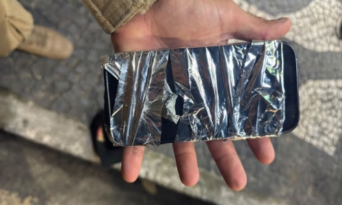 Dupla rouba celular mas é presa minutos após vítima rastrear o próprio aparelho