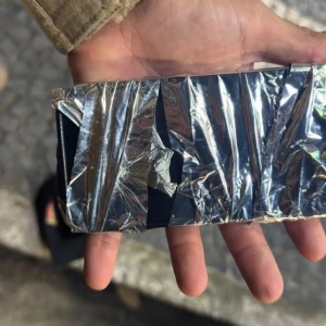 Dupla rouba celular mas é presa minutos após vítima rastrear o próprio aparelho