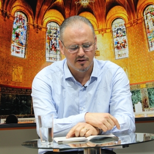 Padre Elizandro Scarsi conduz inspirador momento de fé e bênção nesta quarta-feira 10 de junho