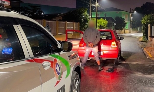 Flagrado consumindo droga dentro do carro, homem é abordado e detido pela PM