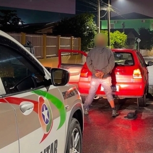 Flagrado consumindo droga dentro do carro, homem é abordado e detido pela PM