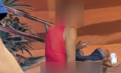 Mulher é flagrada urinando em frente a agência de viagens em Itapema