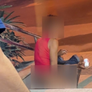 Mulher é flagrada urinando em frente a agência de viagens em Itapema