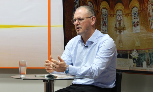 Padre Elizandro Scarsi encerra a semana com bênçãos e mensagem de esperança nesta sexta-feira, 12 de junho