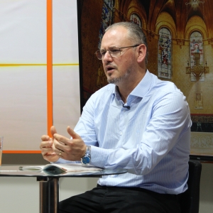 Padre Elizandro Scarsi encerra a semana com bênçãos e mensagem de esperança nesta sexta-feira, 12 de junho