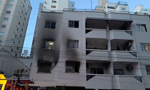 Homem é resgatado de sacada durante incêndio em prédio residencial