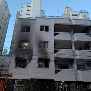 Homem é resgatado de sacada durante incêndio em prédio residencial