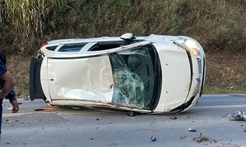 Veículo capota e motorista é suspeito de dirigir embriagado