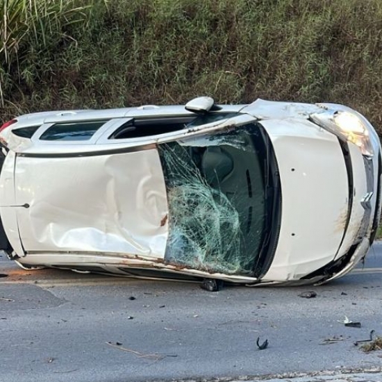 Veículo capota e motorista é suspeito de dirigir embriagado