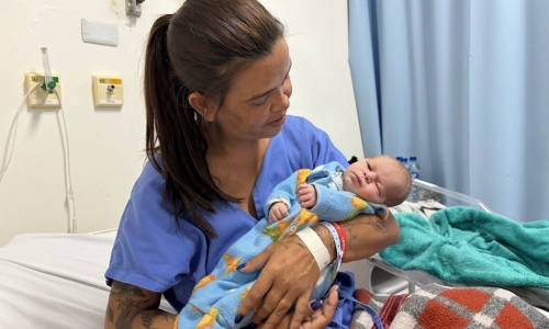 Mulher descobre gravidez durante tomografia e dá à luz horas depois
