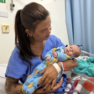 Mulher descobre gravidez durante tomografia e dá à luz horas depois