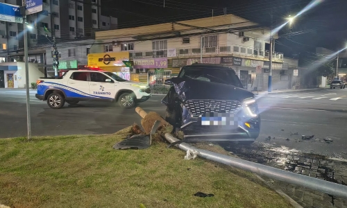 Motorista com suspeita de embriaguez tomba veículo e destrói radar