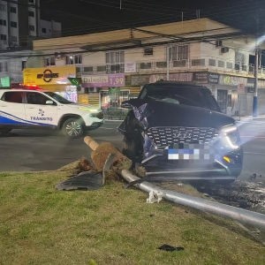 Motorista com suspeita de embriaguez tomba veículo e destrói radar