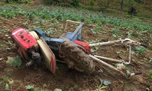 Acidente com equipamento agrícola deixa duas pessoas feridas no interior do Vale do Rio Tijucas