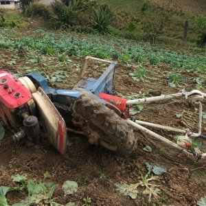 Acidente com equipamento agrícola deixa duas pessoas feridas no interior do Vale do Rio Tijucas