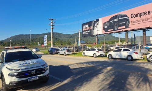 Fiscalização flagra 42 carros estacionados irregularmente nas proximidades do Expocentro de BC