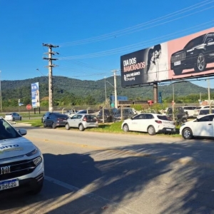 Fiscalização flagra 42 carros estacionados irregularmente nas proximidades do Expocentro de BC