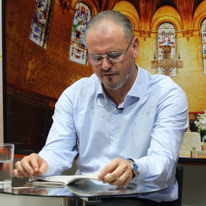 Padre Elizandro Scarsi conduz inspirador momento de fé e bênção nesta quarta-feira 17 de junho