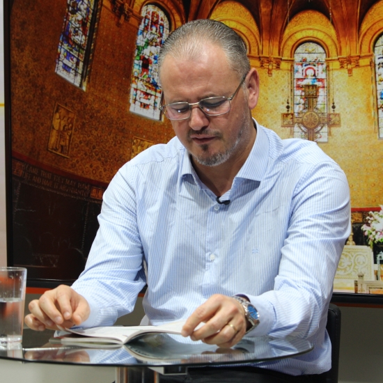 Padre Elizandro Scarsi conduz inspirador momento de fé e bênção nesta quarta-feira 17 de junho