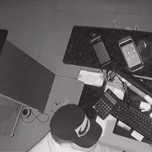 Homem arromba pastelaria e furta dinheiro, bebidas e equipamento durante a madrugada