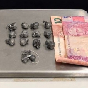 Dois adolescentes são apreendidos com cocaína fracionada para venda