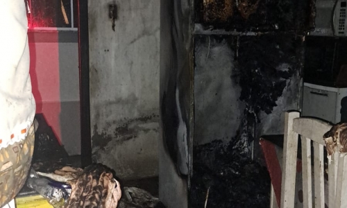 Incêndio em geladeira se alastra por residência e causa danos estruturais