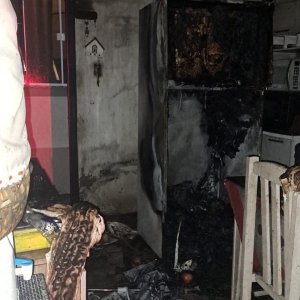 Incêndio em geladeira se alastra por residência e causa danos estruturais