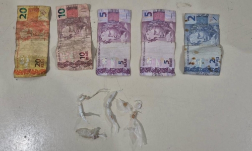 Suspeita é flagrada com crack e dinheiro fracionado em Itapema