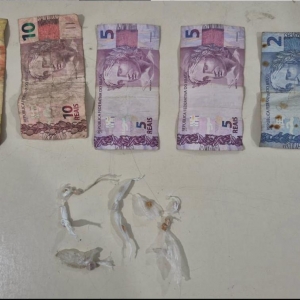 Suspeita é flagrada com crack e dinheiro fracionado em Itapema