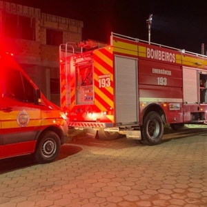Eletricista morre após forte choque elétrico enquanto trabalhava em telhado de casa
